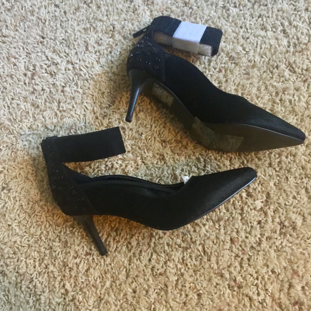 *NEW* Kenneth Cole faux fur ankle pumps